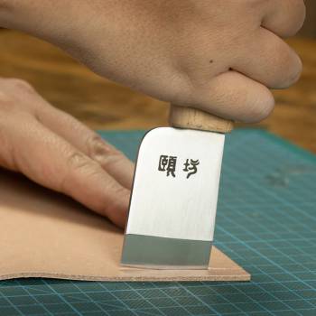Couteau à parer style Japonais manche en hêtre Ivan