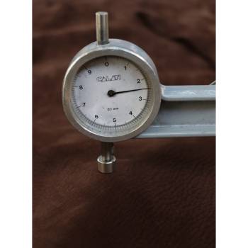 Chutes de cuir de taurillon nubuck marron